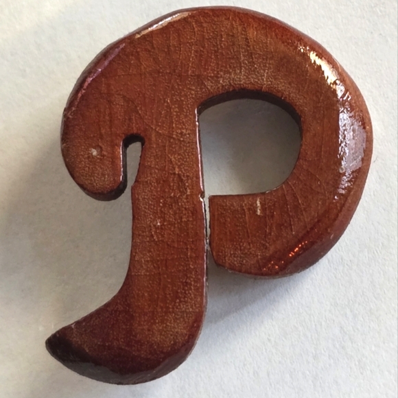 Vintage letter P brooch pin cursive script alphabet brown wood wooden carved - Picture 1 of 5